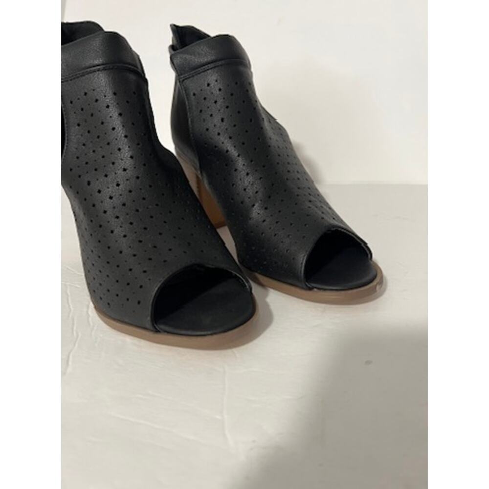 A Rider Girl Bernice Perforated Peep Toe Block Heel Booties Black Boho Size 8 - Picture 3 of 11
